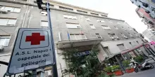 Spari nella notte a Napoli, 29enne ferito al fianco: ricoverato al Pellegrini