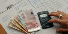 &laquo;Bollette dell'energia elettrica carissime. Ho consumi per 30 euro, ma mi son ritrovato 864 euro di costi fissi&raquo;