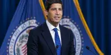 La Fed rialza i tassi di 25 punti base, prima volta in 3 anni. Warsh: &laquo;Inflazione troppo alta da troppo tempo&raquo;