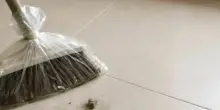 Come usare un sacchetto di plastica sulla scopa per pulire meglio capelli, lanugine e polvere dai pavimenti