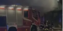 Incendio a San Giovanni a Teduccio, in fiamme l'ex bar Vittoria: si ipotizza un rogo doloso