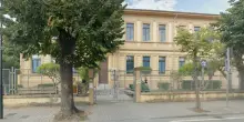 Fulmine cade vicino alla scuola elementare e fa saltare il quadro elettrico: evacuati gli alunni e lezioni sospese