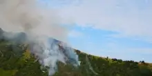 Nuovo maxi rogo ai Camaldoli: fiamme nella zona di Torre Caracciolo, vigili del fuoco sul posto