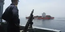Mar Rosso, l?Italia fronteggia gli Houthi. Crosetto: &laquo;La nostra Marina pronta a scortare i mercantili&raquo;