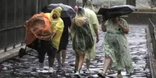 Allerta meteo oggi in 12 regioni per piogge e temporali: dove e quanto dura (domenica torna l'anticiclone)