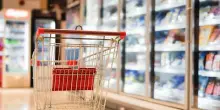 Supermercati, frutta e verdura spariscono dagli scaffali: pomodori fino a 8 euro al chilo. Cosa sta succedendo