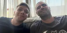 Alessandro Di Battista torna a casa: &laquo;Sto molto meglio, vi racconter&ograve; il percorso che devo affrontare&raquo;. La prima foto dopo l'operazione
