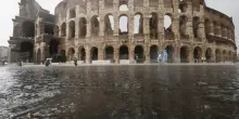 Bomba d'acqua a Roma: citt&agrave; in tilt, allagamenti e raffiche di vento. Scatta l'allerta meteo