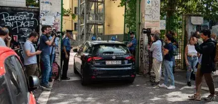 Prof accoltellata da un 13enne in classe a Roma, i compagni: &laquo;La odiava per un debito, ci aveva detto che voleva colpirla&raquo;