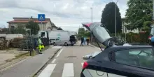 Travolta dal camion dei rifiuti mentre porta la figlia a scuola: morta una mamma di 42 anni. &laquo;Era sulle strisce, l'autista non l'ha vista&raquo;