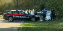 Turista trovato morto nel casolare: il corpo nudo e la corda, ipotesi gioco erotico finito in tragedia