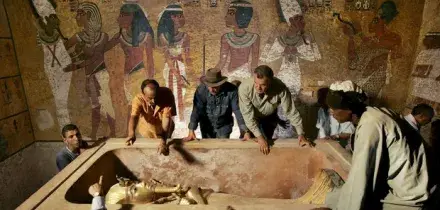 &laquo;La tomba di Tutankhamon potrebbe essere collegata a quella di Nefertiti&raquo;. Le nuove indagini degli ambienti inespolorati dagli studiosi