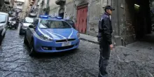 Follia ai Quartieri Spagnoli, sfonda la porta del vicino: lui lo massacra a colpi di spranga
