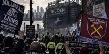Millwall-West Ham, oggi torna il derby (vietato ai turisti) pi&ugrave; violento al mondo: fabbriche, scioperi, morti e feriti, Londra blindata per la partita