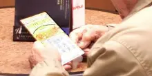 Gratta e vinci, pensa di aver vinto 100mila euro e chiama i carabinieri: lite in tabaccheria