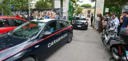 Accoltella la prof, verifiche sul cellulare del 13enne (e della mamma). Lui ammette: &laquo;Odiavo la mia insegnante per due debiti&raquo;