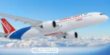 Comac, l'aereo made in Cina effettua un volo internazionale: la tecnologia di Pechino lancia un'altra sfida