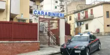 Sorelline ritrovate dopo 21 ore in un negozio, la Procura: &laquo;Circostanze poco chiare&raquo;. Locale sequestrato e versioni discordanti