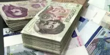 Trova 2 miliardi di lire nella cassetta di sicurezza dello zio: valgono oltre un milione di euro, ma la banca si rifiuta di convertirli