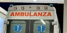 Travolge il padre facendo retromarcia con l'auto: alla guida il figlio di 16 anni. Il 60enne &egrave; grave