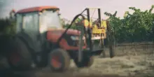 Si rovescia con il trattore mentre lavora la vigna: Gino Magnabosco muore schiacciato