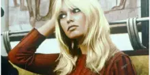 ?Brigitte Bardot, dal tut&ugrave; nero al kamasutra e i ritratti: all'asta i suoi oggetti personali. Il marito furibondo: &laquo;&Egrave; scandaloso&raquo;
