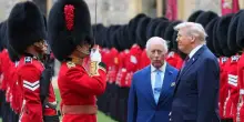 Guardie reali, bufera sui cappelli di pelliccia d?orso. I parlamentari britannici: &laquo;Pratica ingiustificabile&raquo;