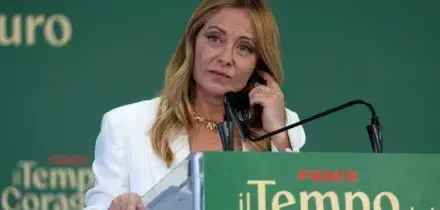 Divieto di burqa e tetto agli stranieri in classe, Meloni cambia la scuola: &laquo;Il ?68 ha fallito&raquo;