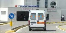 ?Follia in ospedale, infermieri e guardia presi a schiaffi da un paziente: aggressione al pronto soccorso