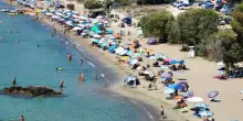 Pugni e schiaffi per un lettino, muore su una spiaggia della Grecia davanti alla moglie: fermato un 76enne