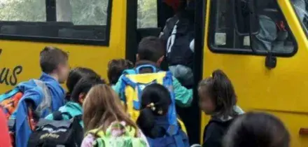 Scuolabus comunale senza collaudo: fermato dai carabinieri e multato, i bambini restano a piedi