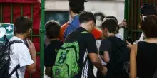 Roma, rientro da eroe del ragazzo del Congo che ha salvato la prof: &laquo;Hai evitato una strage&raquo;. Psicologi e incontro in biblioteca per la classe