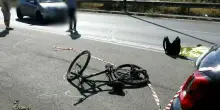 San Giovanni, auto tampona una bici: morto 27enne. Stava andando al lavoro