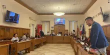 Accuse di omissioni e fake: Consiglio a tutta bagarre a Benevento