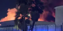 Incendio a Napoli, fiamme in via Nuova delle Brecce: spento il rogo