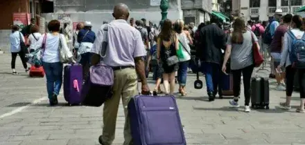 Venezia, scambiata per borseggiatrice e picchiata da due turisti. Il racconto di Agnese: &laquo;Mi hanno presa a calci, non riuscivo a fermarli&raquo;