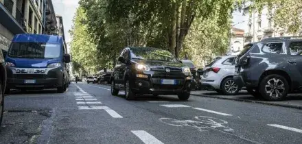 Torino, bimbo di 7 anni morto in bici investito da un'auto: era sulla ciclabile con il pap&agrave; e stava andando a scuola