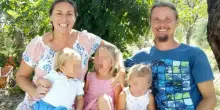 Famiglia nel bosco, incontro tra genitori e figli a Palmoli. &laquo;I bambini sono scesi da mamma e pap&agrave; correndo e gridado di gioia&raquo;