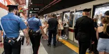 Roma, cade sui binari della Metro A e viene investito dal convoglio in arrivo: grave un 67enne