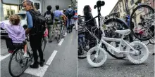Nicol&ograve; morto a 7 anni mentre andava a scuola in bici: una &laquo;ghost bike&raquo; nel luogo dell?incidente. In 300 formano una ciclabile umana