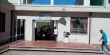 Studente di 14 anni voleva accoltellare la prof a scuola: il coltello trovato in bagno, i messaggi intercettati sui social. Choc a Lamezia Terme