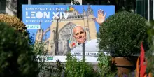 Leone XIV, alla vigilia del viaggio in Francia scoppia il caso dell'ex vescovo di Lourdes accusato da una vittima di abusi sessuali