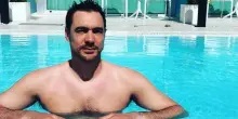 Arnaud Denis sceglie l'eutanasia a 43 anni, l'attore francese era rimasto debilitato dopo un'operazione: &laquo;Ho chiuso con i maltrattamenti medici&raquo;