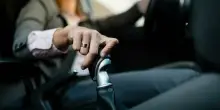Auto, le 10 abitudini che portano dal meccanico (e svuotano il portafoglio): dalla mano sul cambio alla frizione al semaforo