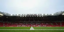 Manchester United, il debito tocca il miliardo: il club mette in vendita a 140 euro le zolle dell'Old Trafford. I dettagli dell'iniziativa