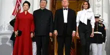 Trump-Xi, i look alla cena di stato: Melania in Dolce e Gabbana manda un messaggio a Pechino, Peng in rosso fuoco. E spunta Elon Musk