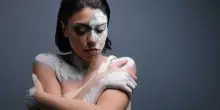 Duedim&eacute; presenta il suo nuovo album Come vernice, dieci anni di scrittura, tra luci e ombre, un progetto intimo e diretto