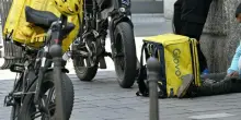 Rider di Glovo muore in un incidente in scooter, Salvatore Zora aveva 37 anni: lo schianto a Palermo contro una bici
