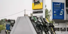 Caro-carburante, sconto dimezzato. Si muove l'Eni: tetto diesel a 2,19 euro al litro e benzina a 1,99