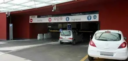 &laquo;Dormiamo in auto e ci laviamo in autogrill, siamo rimasti senza casa: lavoriamo entrambi ma non riusciamo pi&ugrave; a pagare un affitto&raquo;